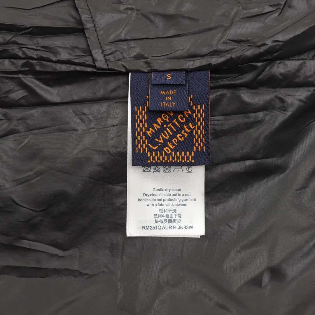 🅿️570 Louis Vuitton/Louis Vuitton all-over printed presbyopic windbreaker zipper jacket. Purchase the original version and have it printed immediately. The fabric is made of custom densely spun technical fabric that is light and thin, and the upper body is silky and breathable. Infrared positioning cutting, workwear-style windbreaker design, the upper body is invincible and versatile. All details are customized and developed, and all hardware and accessories are restored to ZP. Size：XS-L